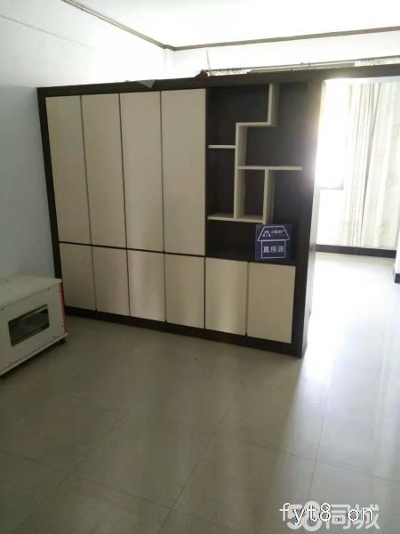 市政府旁边,简装修小三室,有产证,满五年唯一,可以按揭